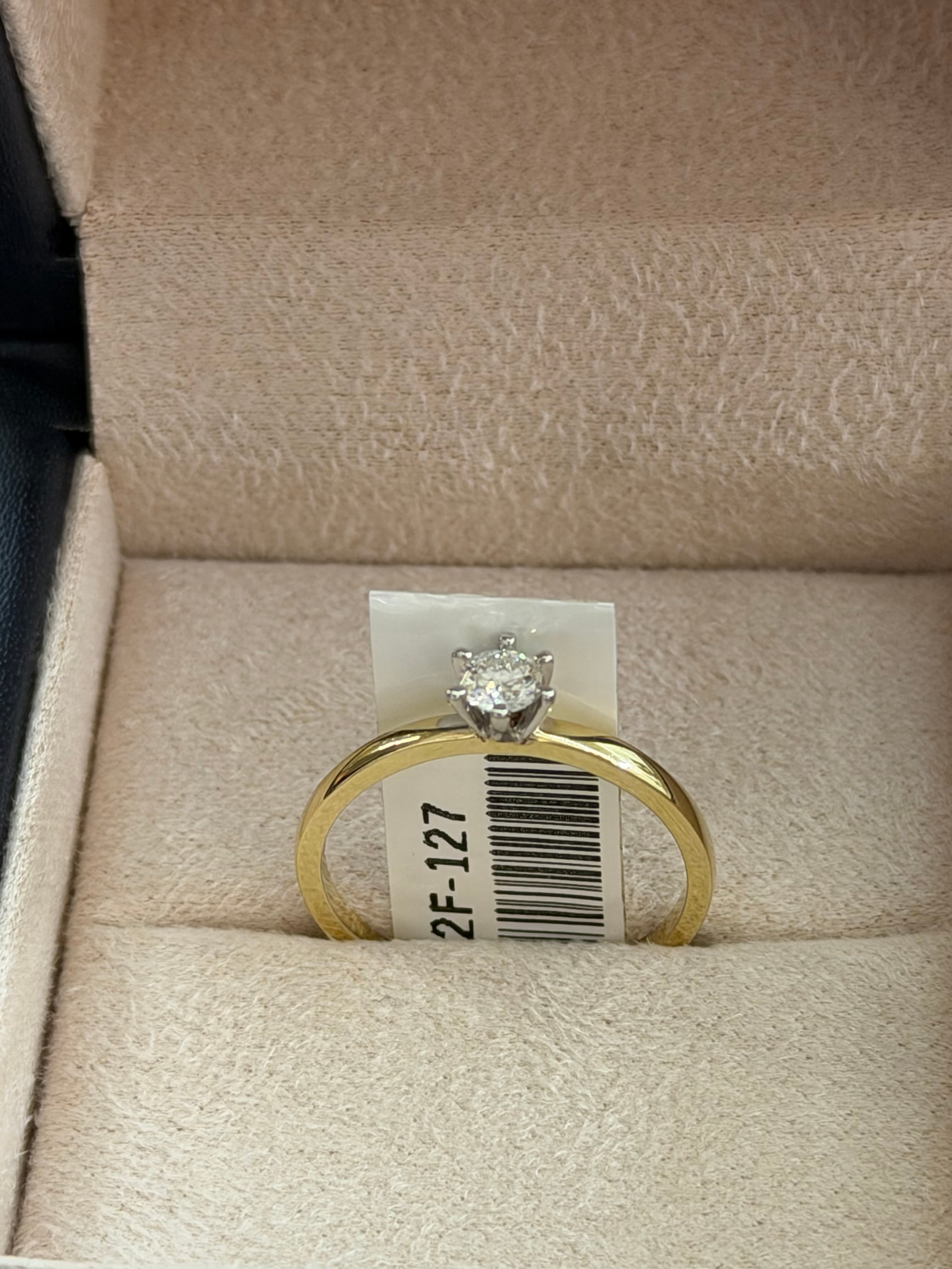 Anillo tipo solitario bicolor con piedra transparente
